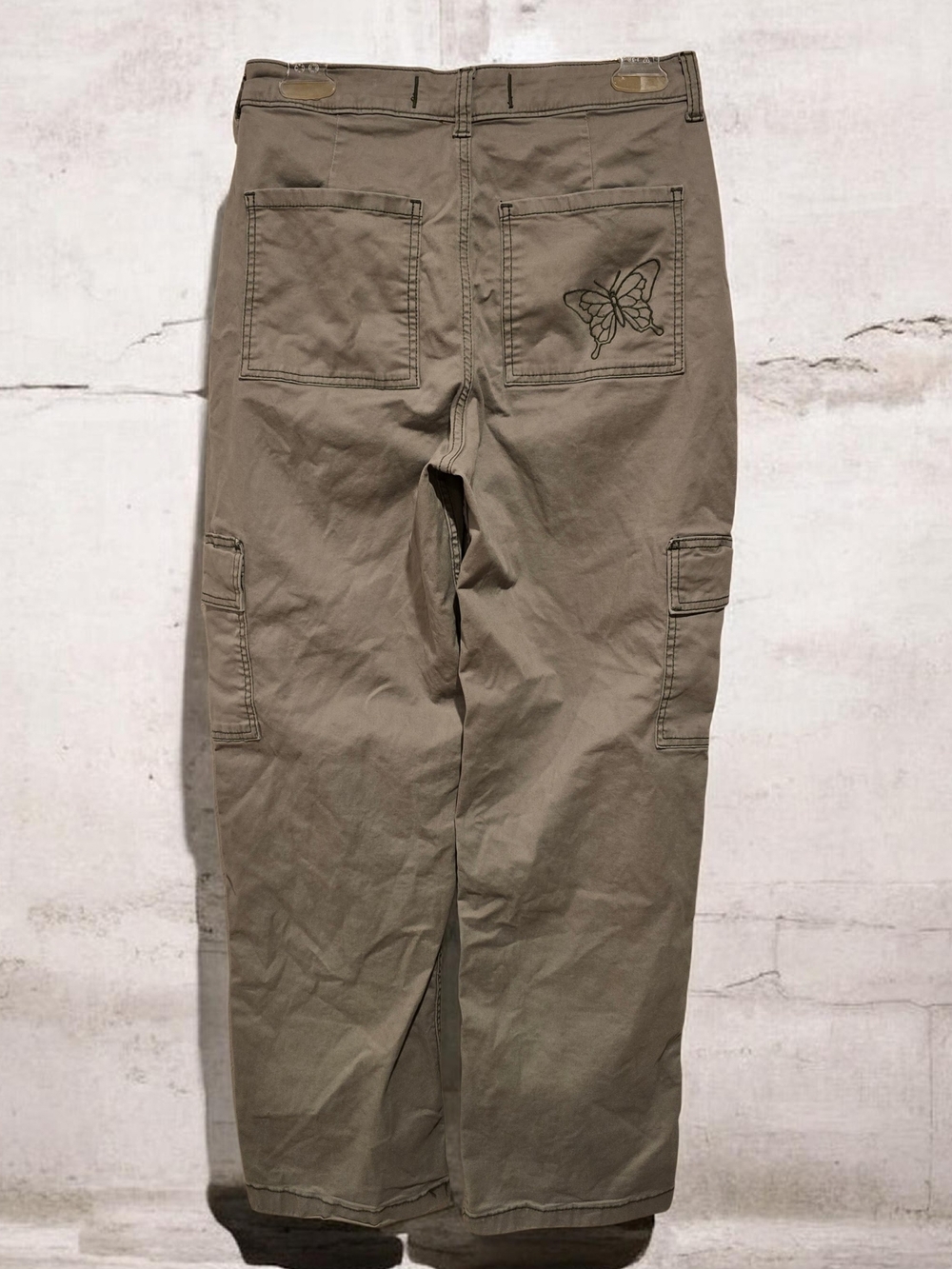 Hollister Ultra High Rise Olive Butterfly Embroidered Cargo Dad Pants. 6R W 28R - Picture 2 of 2